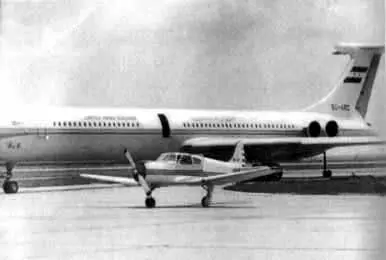 Новый четырехместный самолет ЯК18Т рядом со 180местным ИЛ62 1971 год - фото 61