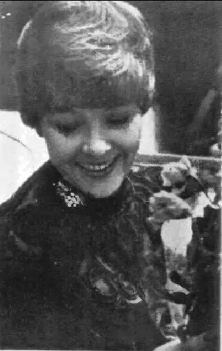 Белла Ахмадулина преподнесла мне свою книгу после новогодней телевизионной - фото 27