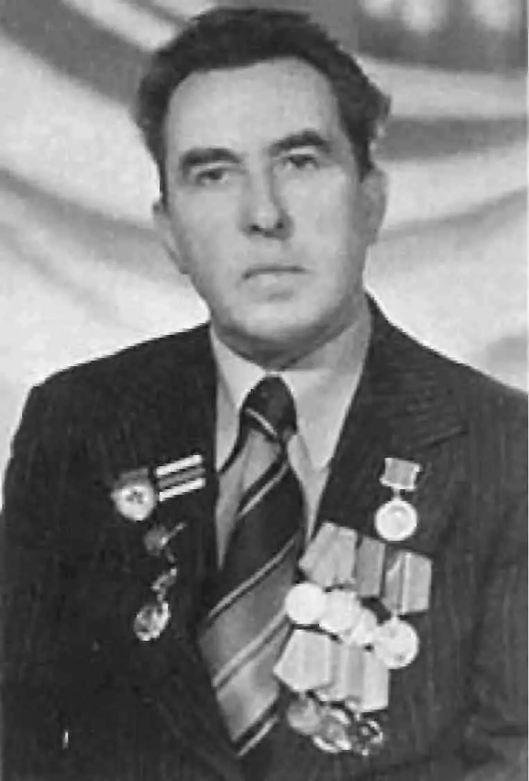 Разведчик А Д Пчелинцев Снимок 1983 г Радист А З Вдовин Проводник - фото 13