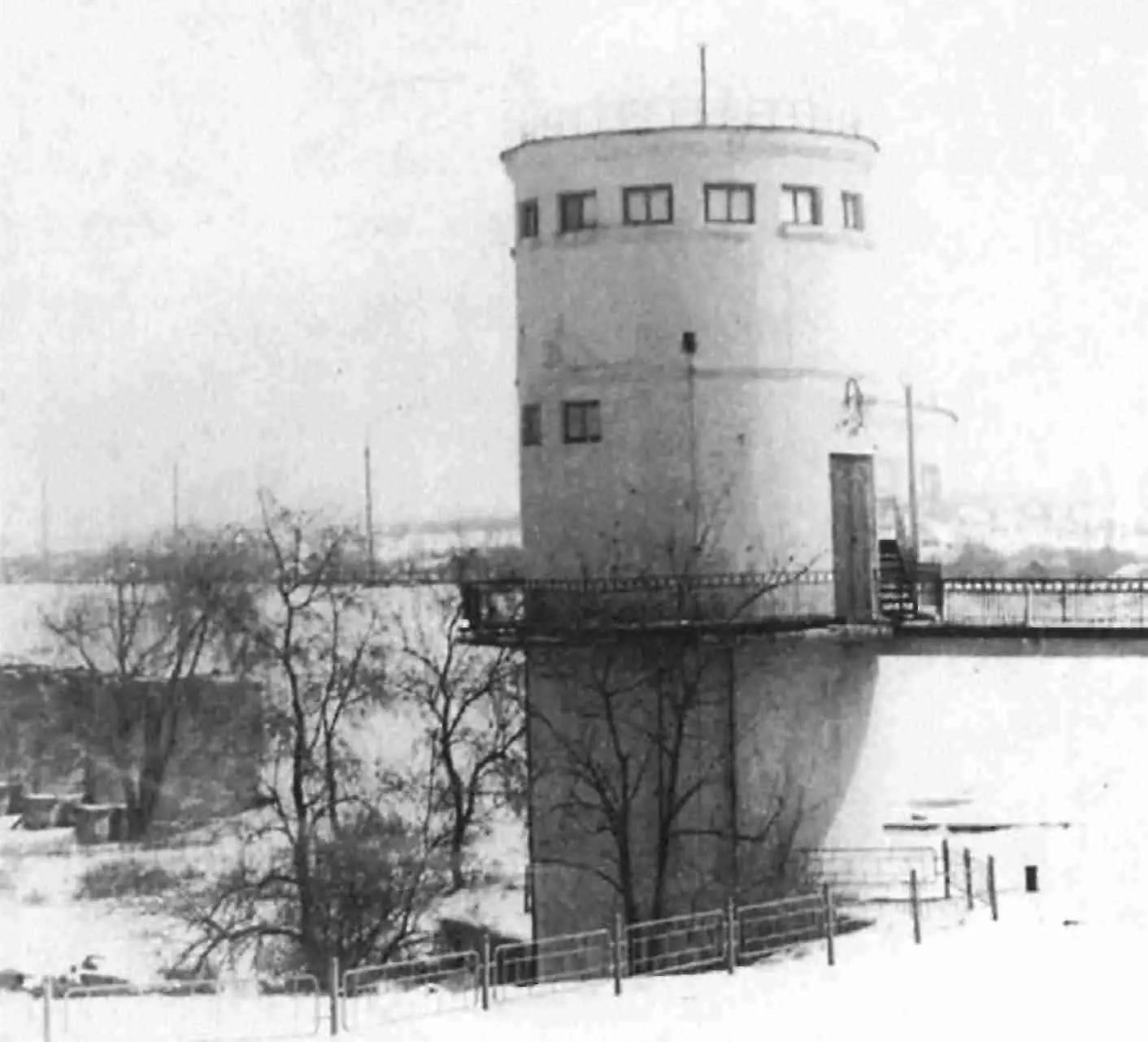 Водокачка у плотины на КРЭС Фото 1978 г Могила В А Дышинского на - фото 21