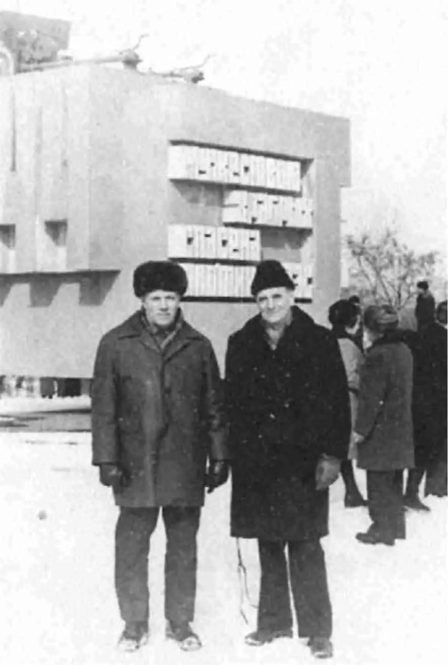 Разведчикиветераны И Н Неверов слева и Ю К Константинов у монумента - фото 27