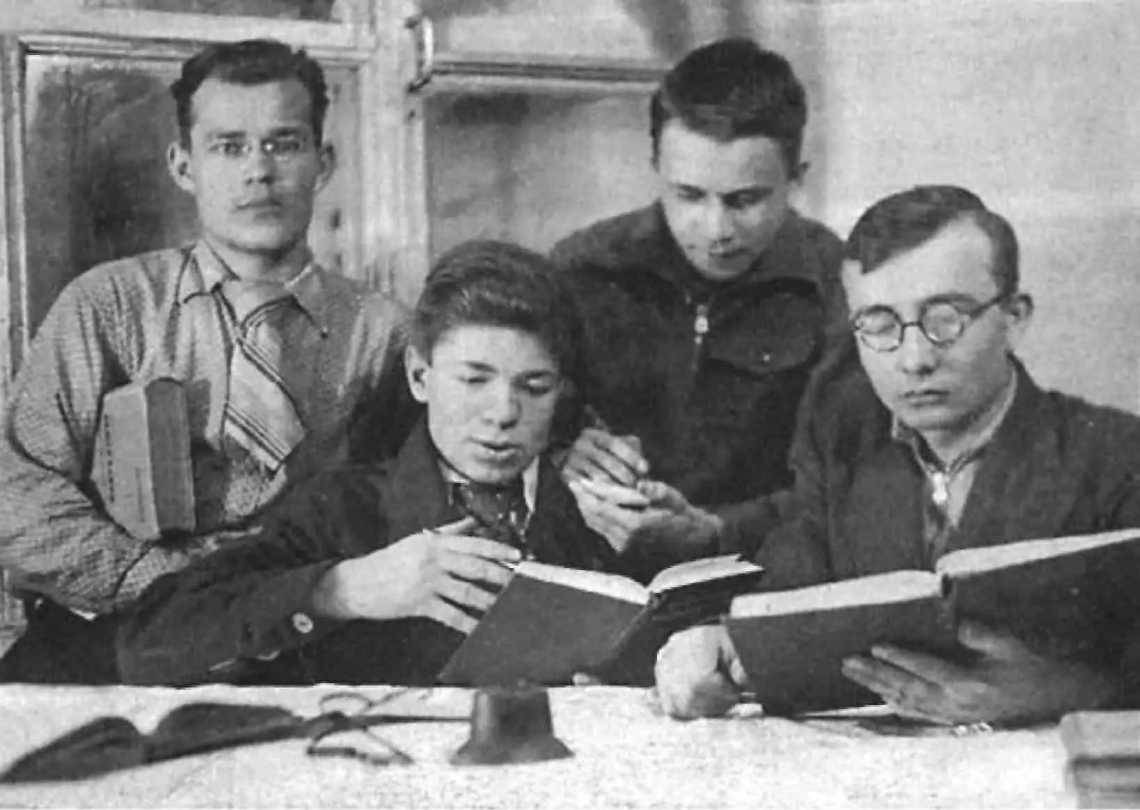 В Дышинский второй справа студент Уральского индустриального института им - фото 31