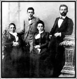 Семья Жаботинских в Одессе 1899 год Слева Хава и Зеев Жаботинские Справа - фото 13