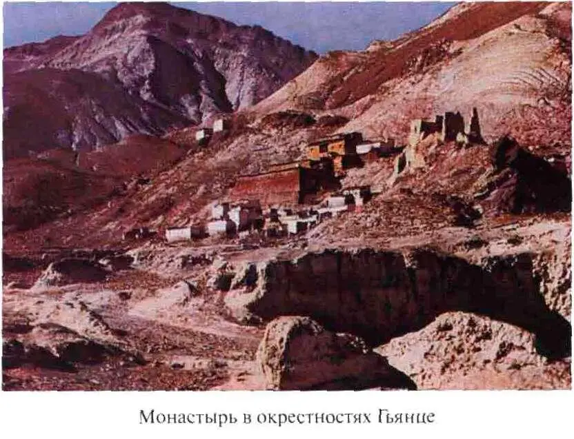 Паломница из Восточного Тибета украшенная янтарными изделиями - фото 19