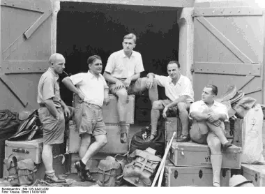 Экспедиция прибыла в Калькутту слева направо Винерт Шефер Бегер Краузе - фото 39