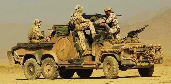 Ленд Ровер Пeрeнти SASR 6x6 2003 г Гурченко с гордостью открыл капот - фото 3