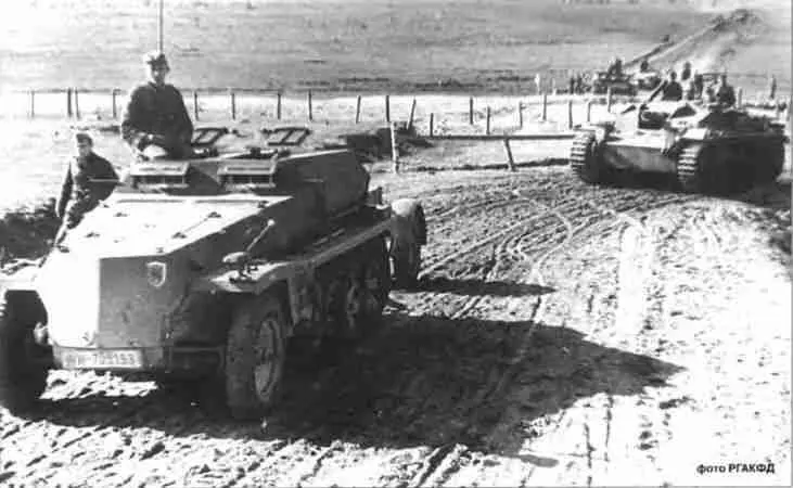 Бронированный подвозчик боеприпасов SdKfz 252 следует во главе колонны - фото 48