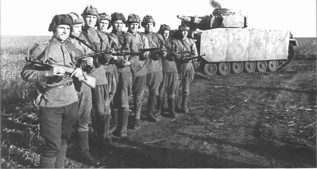 Советские разведчики захватившие исправный PzKpfw HI Ausf N и приведшие его в - фото 50