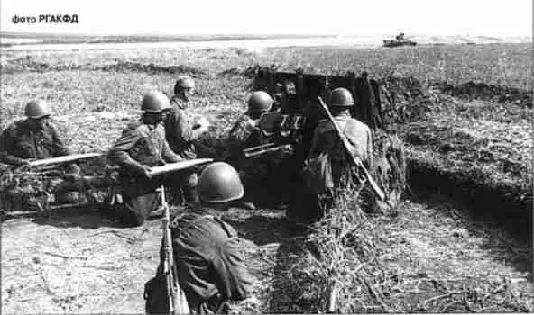 Дивизионное орудие ЗИС3 на позиции южнее Курска The Soviet ZIS3 divisional - фото 57