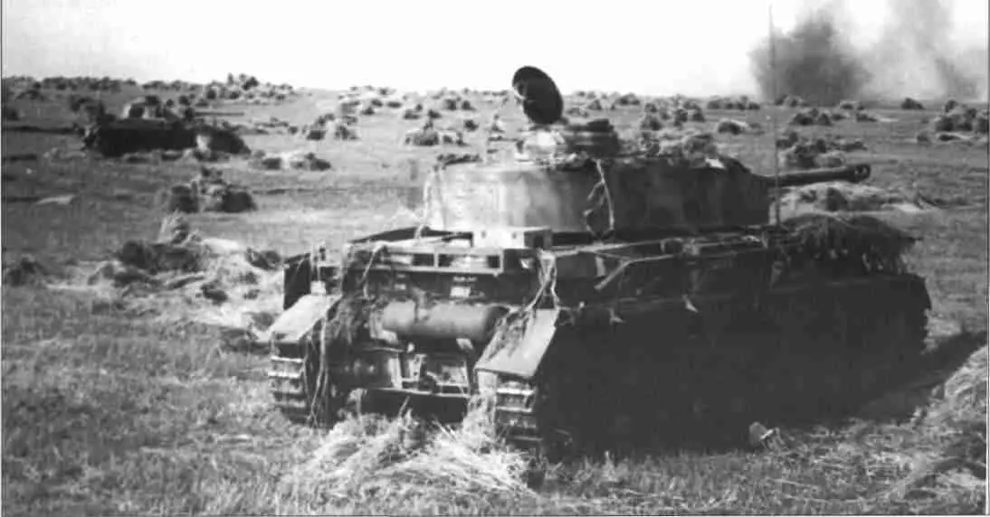 Танки PzKpfw IV Ausf H дивизии Гроссдойчланд Великая Германия ведут бой - фото 60