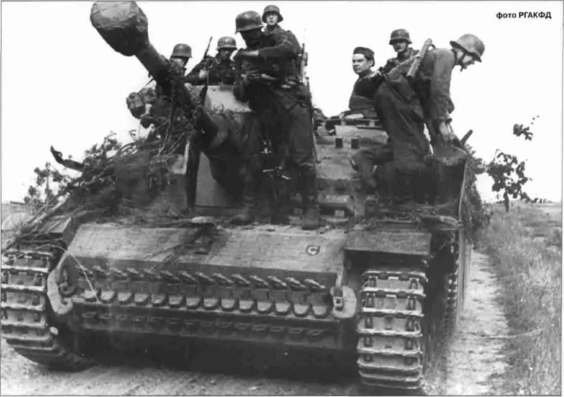 Штурмовые орудия отходят после боя Подразделение неизвестно The StuG 40 - фото 69