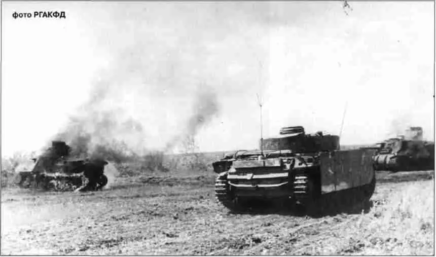 Командирский танк PzKpfw III Ausf К дивизии СС Дас Райх следует мимо горящих - фото 70
