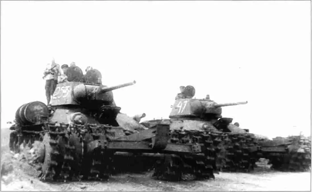 Т34 оборудованные минными тралами ПТ3 движутся к фронту Июльавгуст 1943 - фото 89