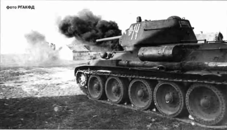 Советский танк 22й тбр входит в горящее село Воронежский фронт Soviet - фото 92