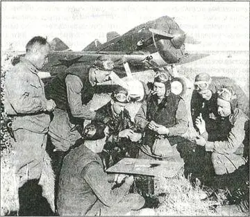 Июль 1939 г ХалхинГол Советские летчики в перерыве между боями играют в - фото 91