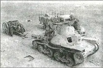 Советские танкисты осматривают брошенный на поле боя японский танк Типа 95 - фото 93