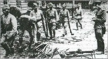 Сдача оружия японцами 1945 г В ночь на 12 августа в Фугдин вошли главные - фото 133