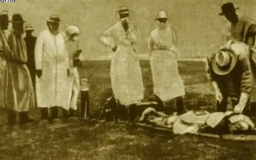 Мечников с миссией врачей у тела жертвы чумы в Маньчжурии 1911 год В одной - фото 4