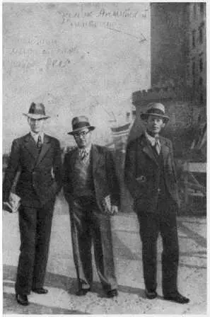 Евгений Петров Борис Ефимов Илья Ильф в Неаполе Ноябрь 1933 г надписи на - фото 10