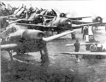 На палубе авианосца Хеллкэтам приходилось довольно тесно F6F3 был сменен в - фото 40
