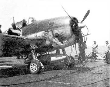 Хеллкэт F6F3 после выполнения боевого задания На капоте видны следы боевых - фото 43