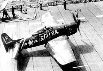 F8F1 Биркэт на палубе 31 июля 1944 г шефпилот фирмы Роберт Холл поднял - фото 64