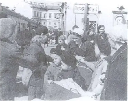 Пункт сбора эвакуированных на Московском вокзале Август 1941 г Зимой 194142 - фото 25