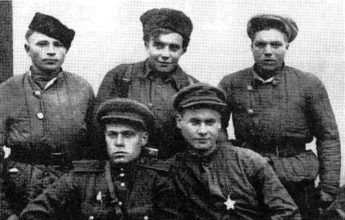Стоят слева направо Петр Кузнецов Василий Сгурин Николай Беляев Сидят - фото 3