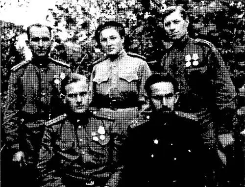 Зоя Александрова стоит в центре Както в минуту затишья я метров на 200300 - фото 20
