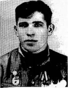 1920 года рождения Родился в городе Москве Пока учился в десятилетке пытался - фото 23