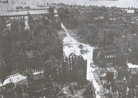 Вид на разрушенный Гамбург Март 1942 г Горит собор в Любеке после того как - фото 15