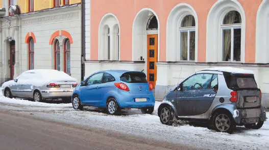 Рис 13 В большом городе маленький Ford Ка в центре или Smart справа как - фото 3
