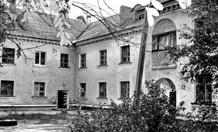 В таких комфортабельных сталинских домах жили офицеры полигона Фото 2006 г - фото 19