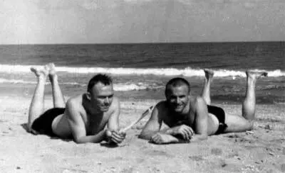 С Витей Караванским на пляже 1955 г Солнце клонилось к закату - фото 21