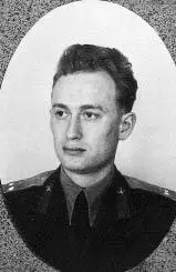 Юра Кобыляцкий 1956 г Два человека стали на цепи ручной тали подвешенной - фото 46