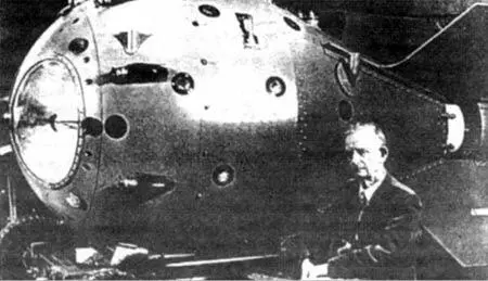 Конструктор советских атомных бомб Юлий Харитон рядом с одним из своих - фото 56