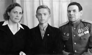 Мама Мария Феоктистовна я и отчим Михаил Иванович в Румынии 1946 г - фото 60