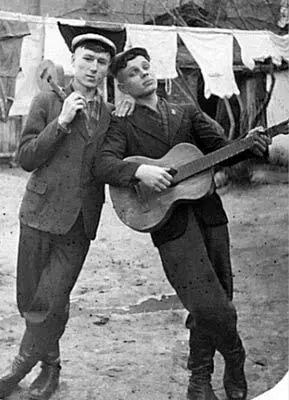 Мои лучшие друзья Саша Олейник и Витя Бороденко 1949 г Но основным местом - фото 61