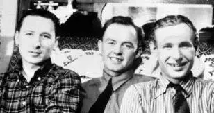 Саша Олейник я и Валентин Ротариуш 1956 г На Карла Маркса в особняке с - фото 63