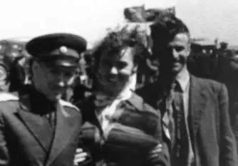 Люся Караванская приехала навестить мужа 1956 г Первым решился в гарнизон - фото 90