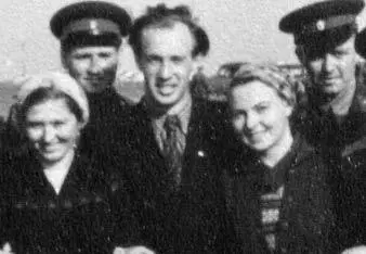 Жены Крыжко и Гусева тоже навестили своих мужей 1956 г К сожалению мы - фото 91