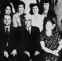 Филиппов Б Н в центре на одной из встреч с бывшими сослуживцами 1982 г В - фото 112