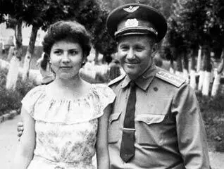 Полковник Константин Камплеев с дочерью Оксаной 1980 г Подполковник - фото 140