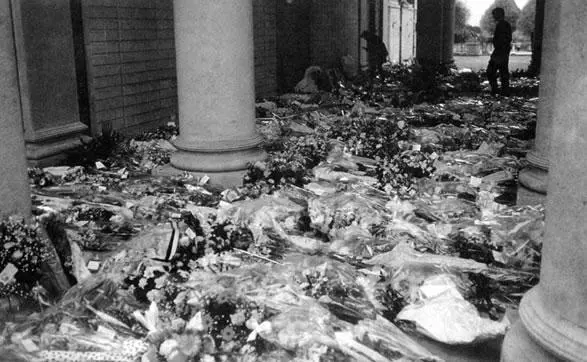 Цветы несмотря на истерику прессы смерть Фредди Меркьюри стала понастоящему - фото 64