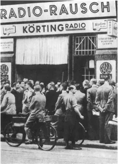Молотов I Берлине Ноябрь 1940 Люди останавливаются у громкоговорителей чтобы - фото 36