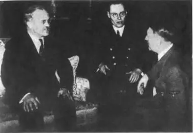 Молотов I Берлине Ноябрь 1940 Люди останавливаются у громкоговорителей чтобы - фото 37
