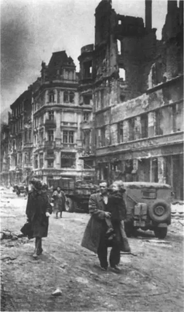 Берлинская улица 1945 Занятия по военной подготовке в немецкой школе - фото 54