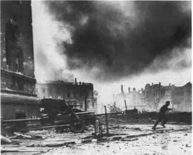 Советская пехота наступает от Тиргартена к руинам рейхстага 1945 Тысячи - фото 57
