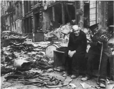 После капитуляции Двое с тележкой на берлинской улице Фото Г Петрусова 1945 - фото 64