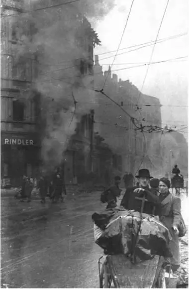Двое с тележкой на берлинской улице Фото Г Петрусова 1945 Берлин - фото 65